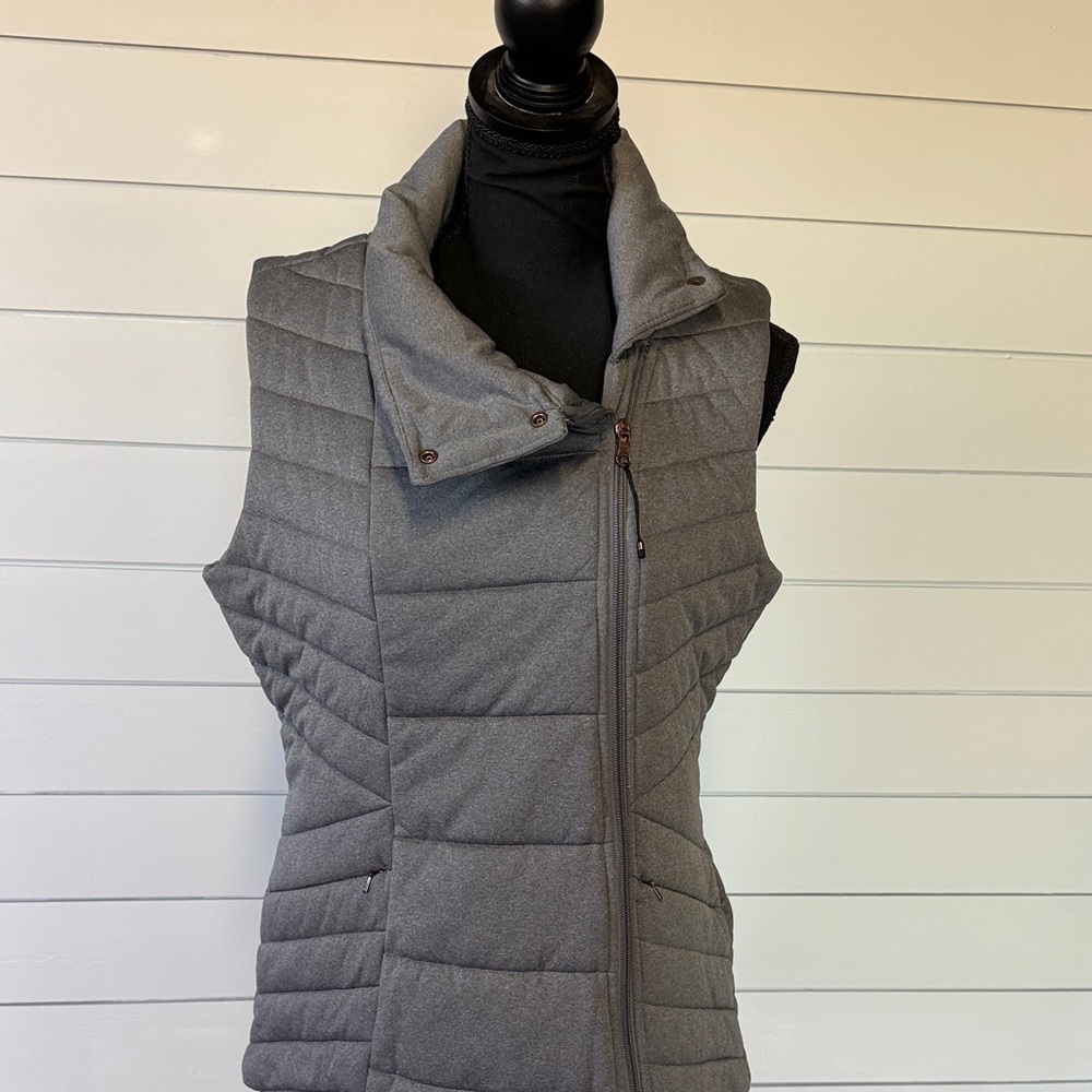 CALIA by Carrie Underwood Gray Quilted Vest